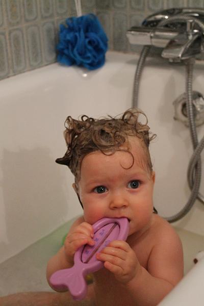 2013-12-30 Zelie assise dans le bain et Tim 007.JPG